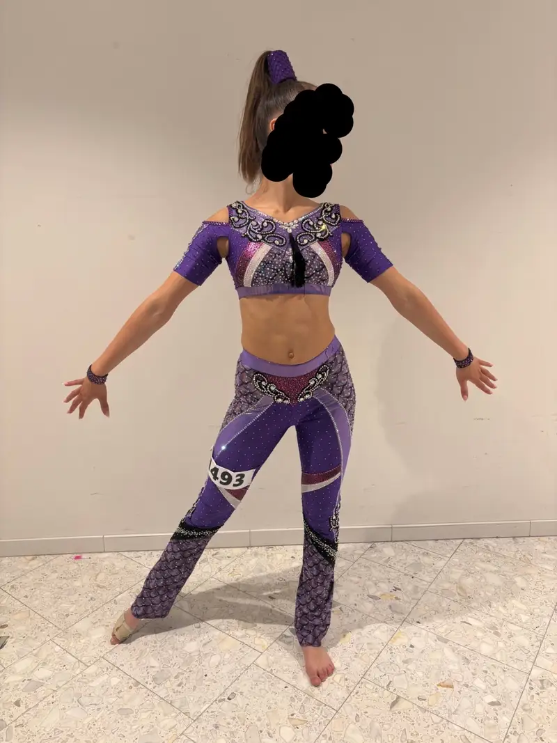 Lila disco solo drĂ€kt đ â bild 1 av 4