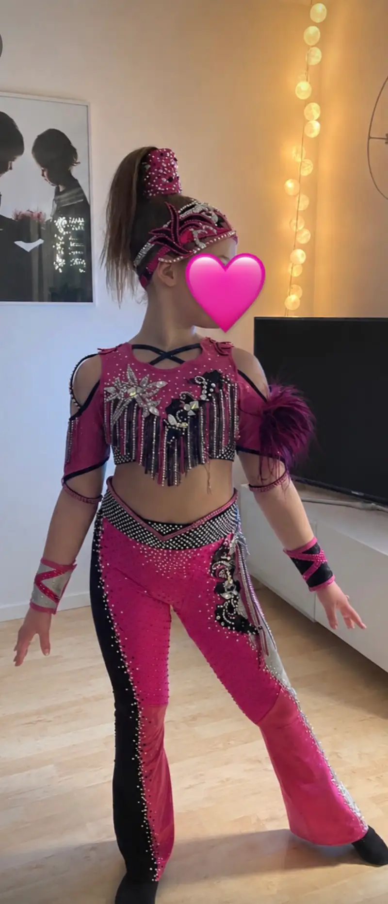 Fint blingad discodräkt som syns på golvet! – bild 1 av 2