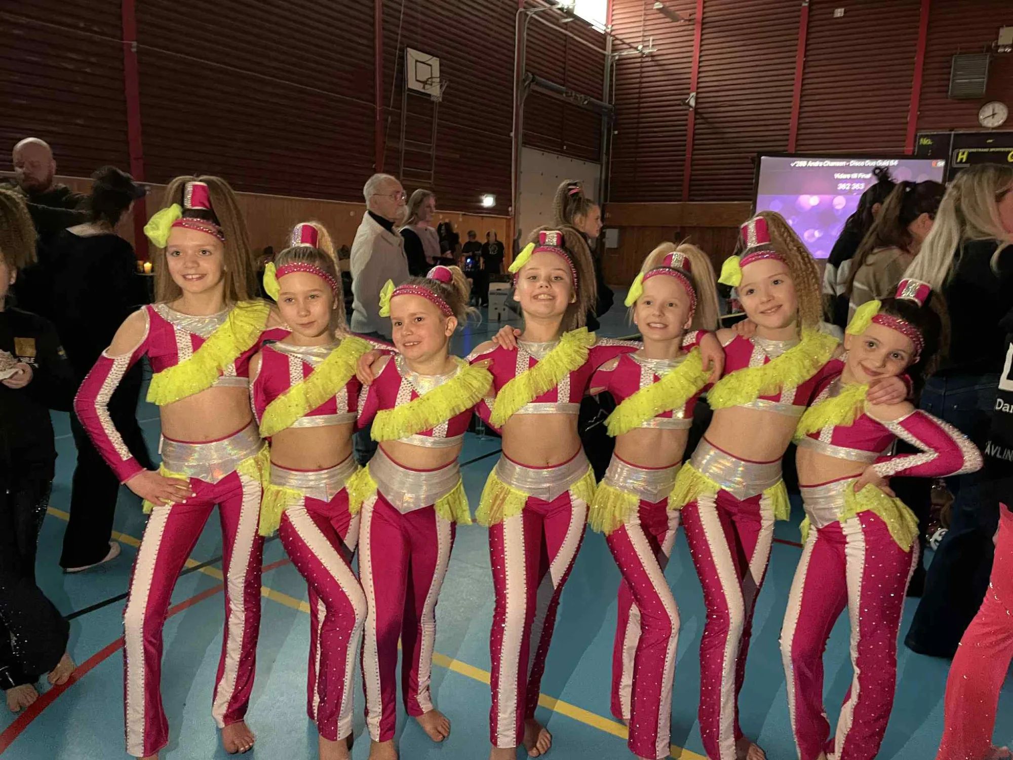 Unika gruppdräkter från Miss Victorii 🩷💛 – bild 2 av 2